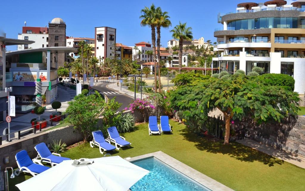 Bazén v ubytovaní Deluxe Villa with private pool El Duque by Vapagó Tenerife alebo v jeho blízkosti