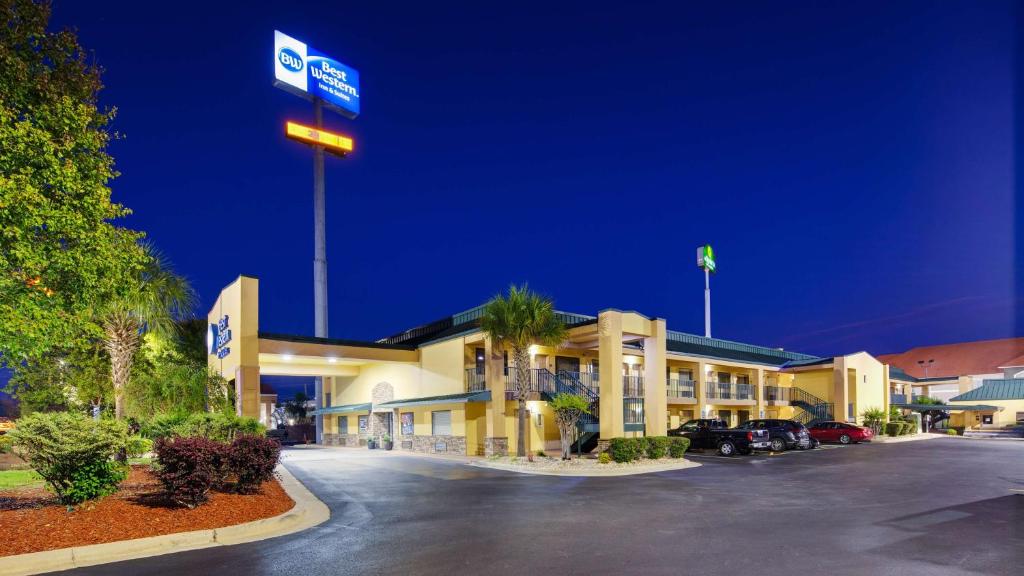 un hotel con una gasolinera por la noche en Best Western Inn & Suites of Macon, en Macon