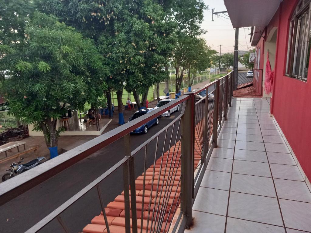 Sobrado 02 quartos próx. Hotel Recanto Cataratas في فوز دو إيغواسو: بلكونه لها سور بجانب شارع