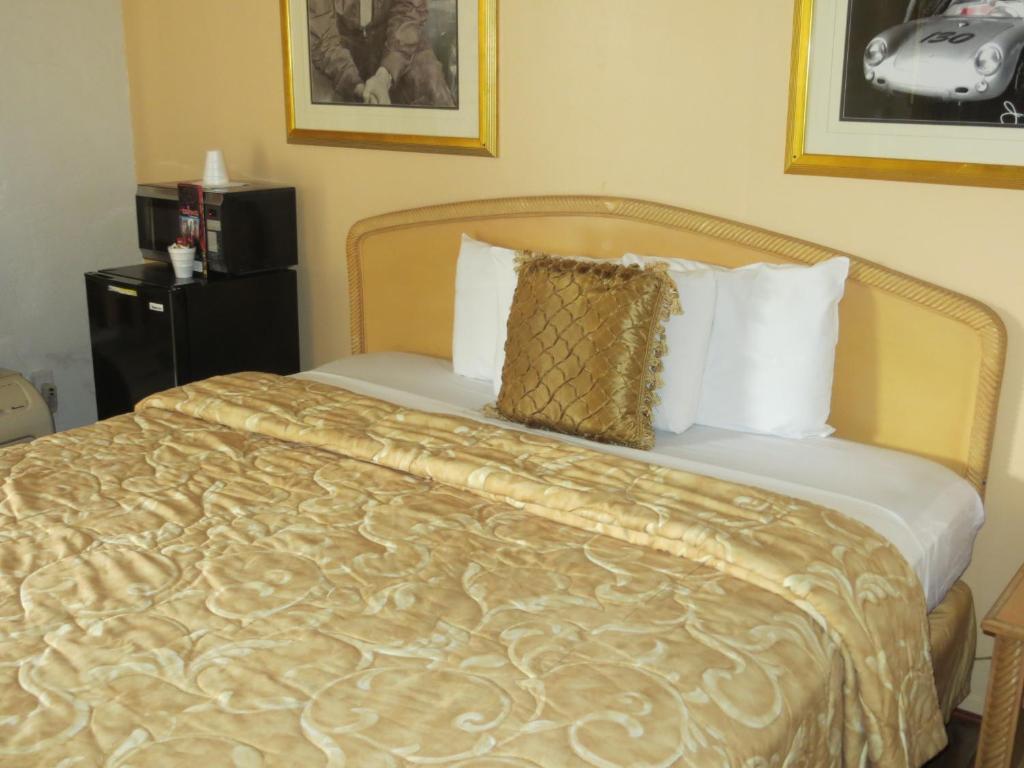 Postel nebo postele na pokoji v ubytování El Trovatore Motel