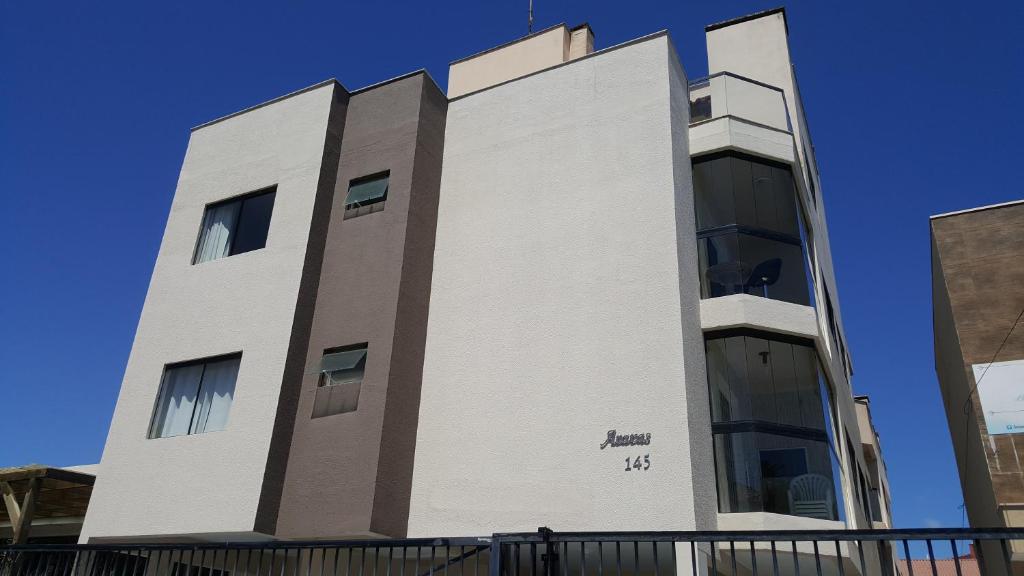  APARTAMENTO MEIA QUADRA DO MAR