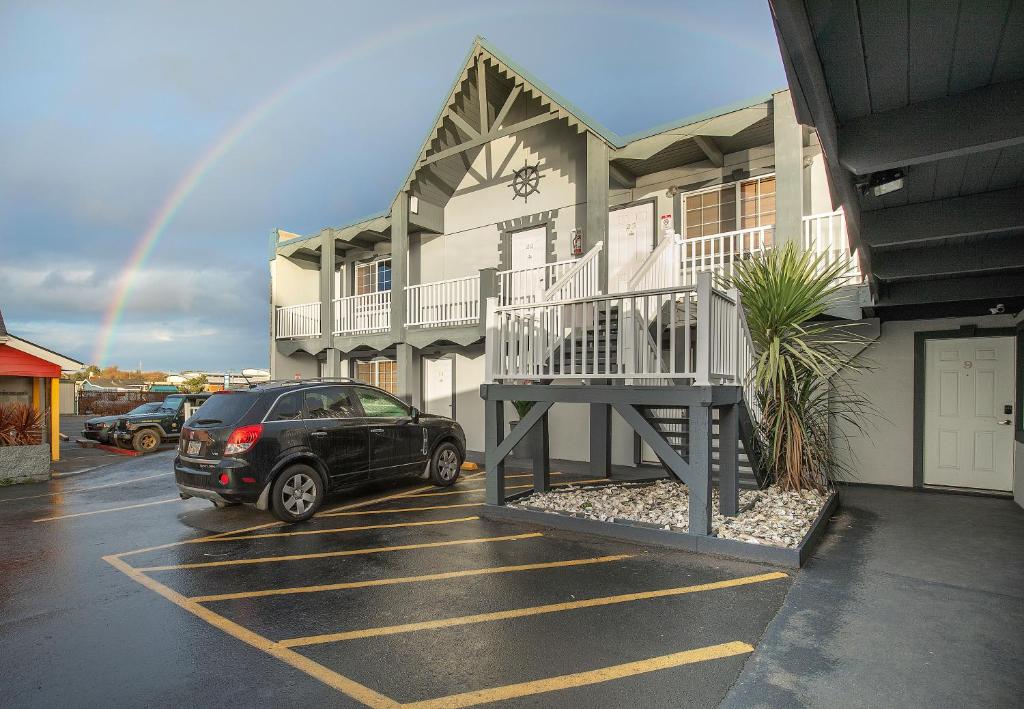 a car parked in a parking lot in front of a building at Wanderlust Inn in Ocean Shores