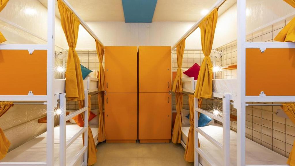 Palanda nebo palandy na pokoji v ubytování Madpackers Amritsar Bunks, Rooms, & Community