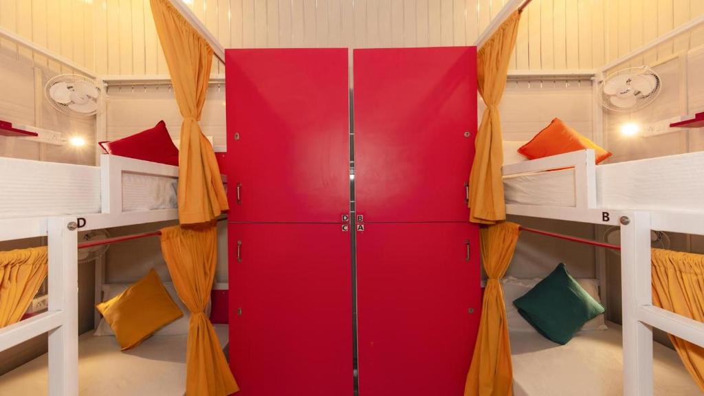 Postel nebo postele na pokoji v ubytování Madpackers Amritsar Bunks, Rooms, & Community