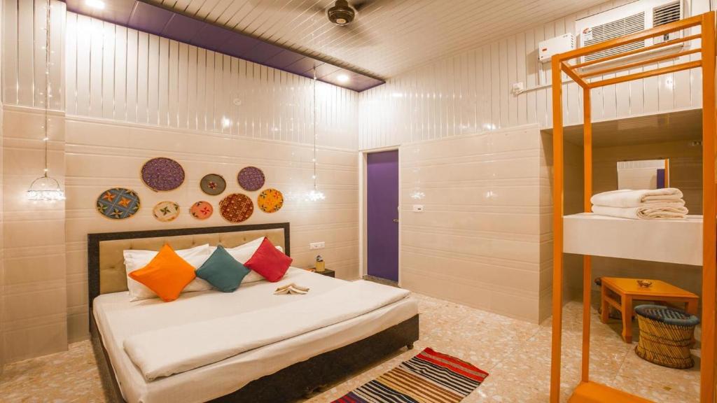 Postel nebo postele na pokoji v ubytování Madpackers Amritsar Bunks, Rooms, & Community