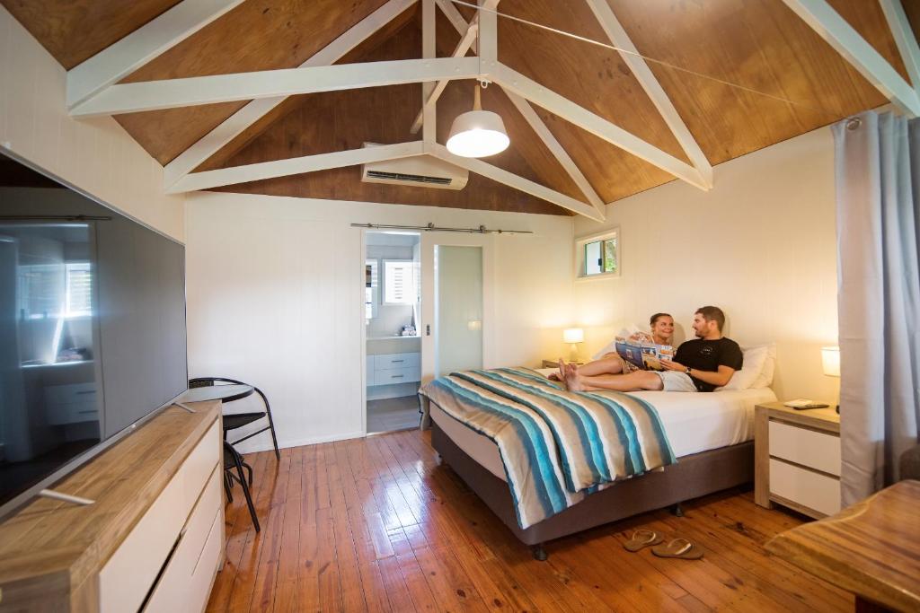 Postel nebo postele na pokoji v ubytování Airlie Beach Magnums - Adults Only