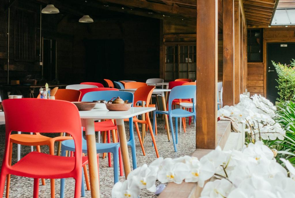 un gruppo di tavoli e sedie in un ristorante di Nenggao Club B&B a Puli