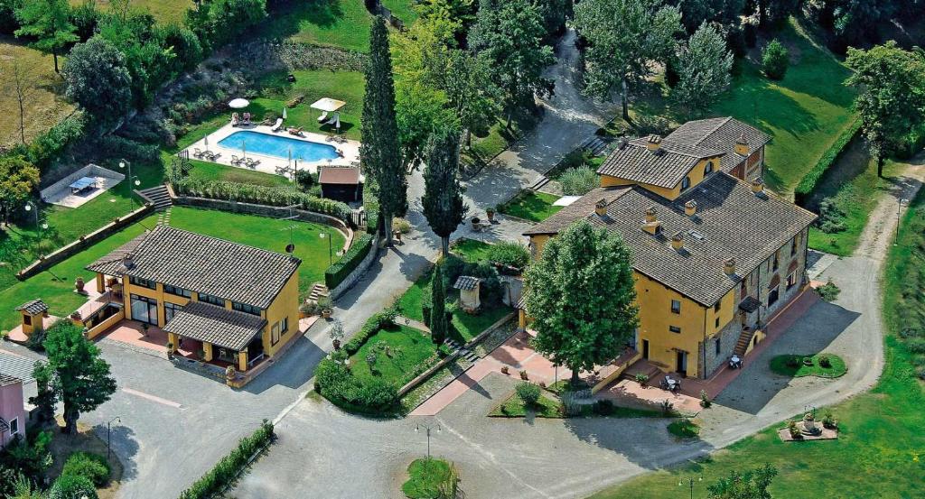 Bazén v ubytování Il Borgo di Villa Castelletti Country Hotel nebo v jeho okolí