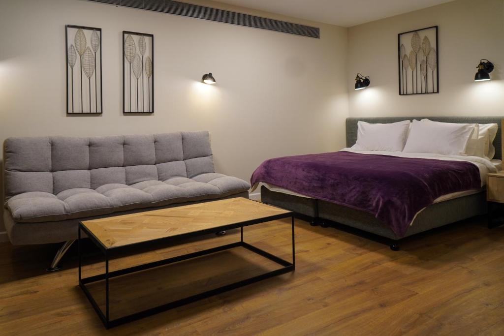 Postel nebo postele na pokoji v ubytování Apartique Hotel