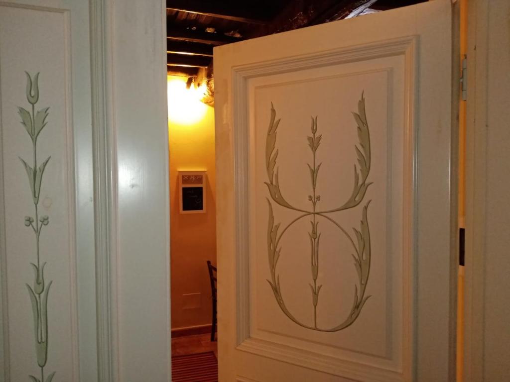 a door with a plant stencil on it at GRAZIOSO Appartamento in Spoleto
