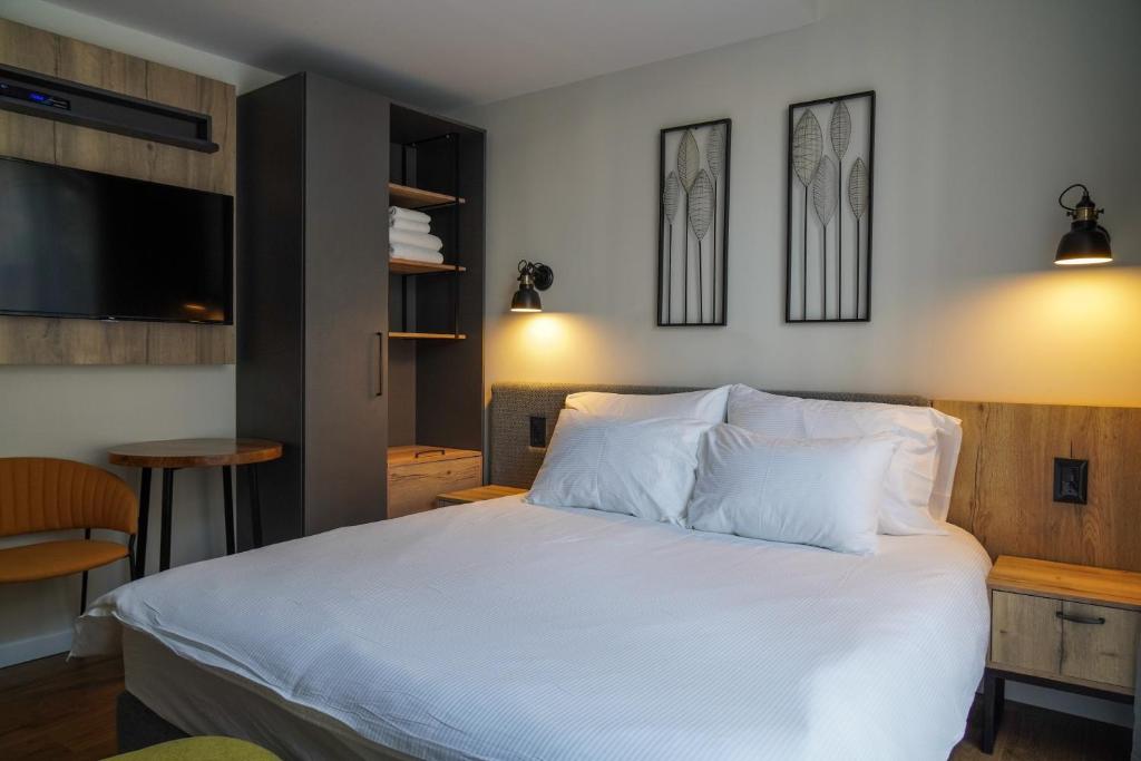Postel nebo postele na pokoji v ubytování Apartique Hotel