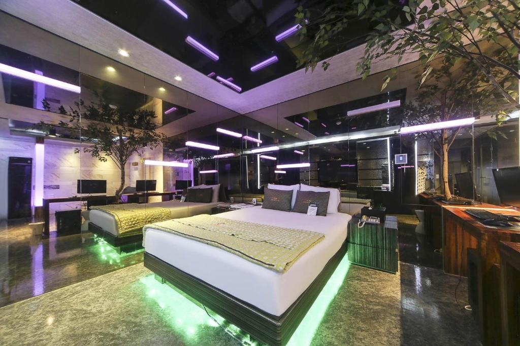 Postel nebo postele na pokoji v ubytování Login Hotel