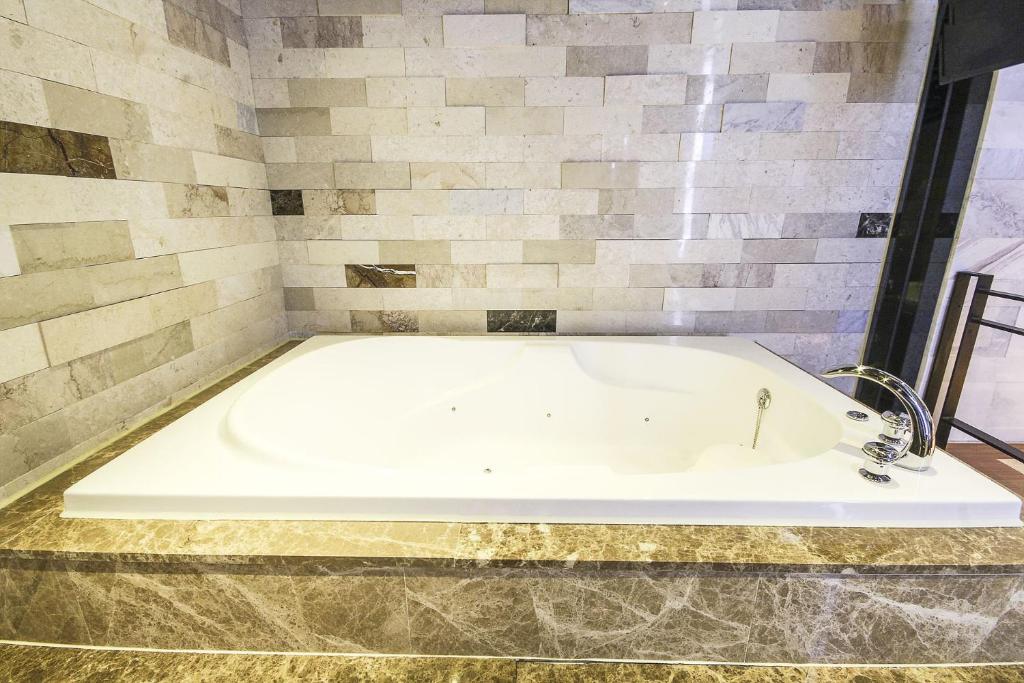 Koupelna v ubytování Login Hotel