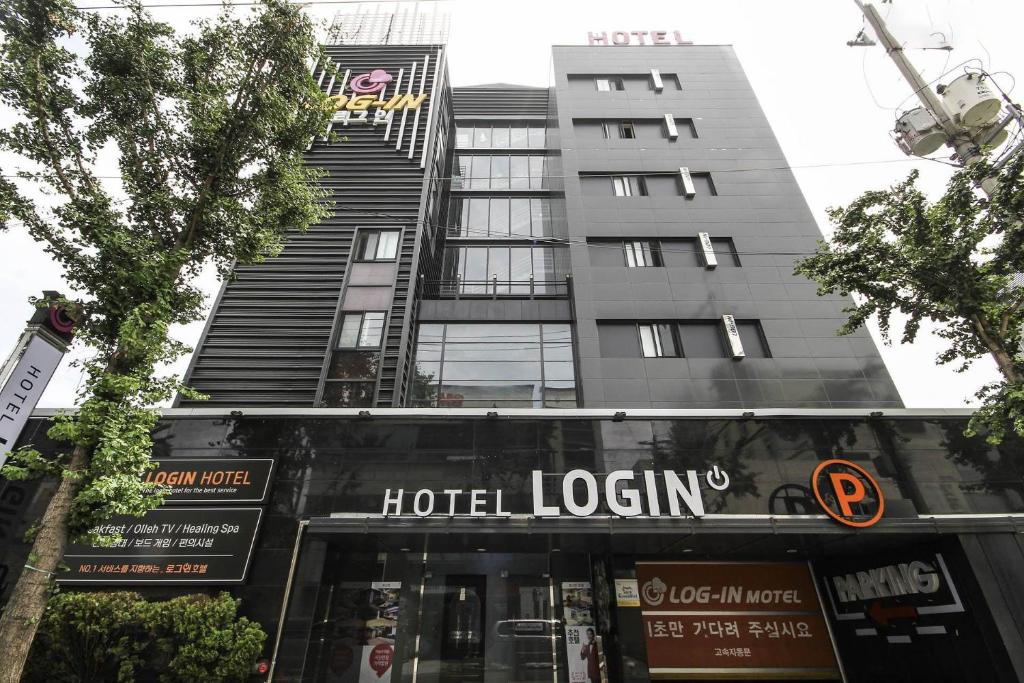 un signo de lotería de hotel frente a un edificio en Login Hotel en Daegu