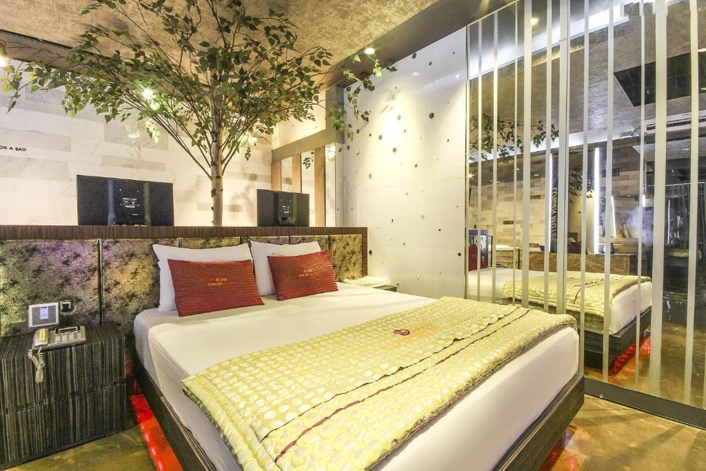 Postel nebo postele na pokoji v ubytování Login Hotel