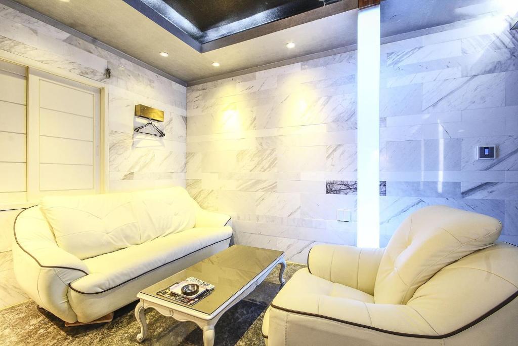 Posezení v ubytování Login Hotel