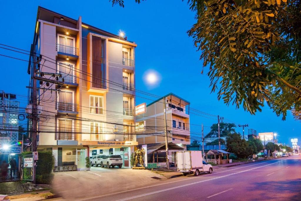 ein Gebäude am Straßenrand in der Nacht in der Unterkunft โรงแรมภูสมอ เมืองตรัง in Trang