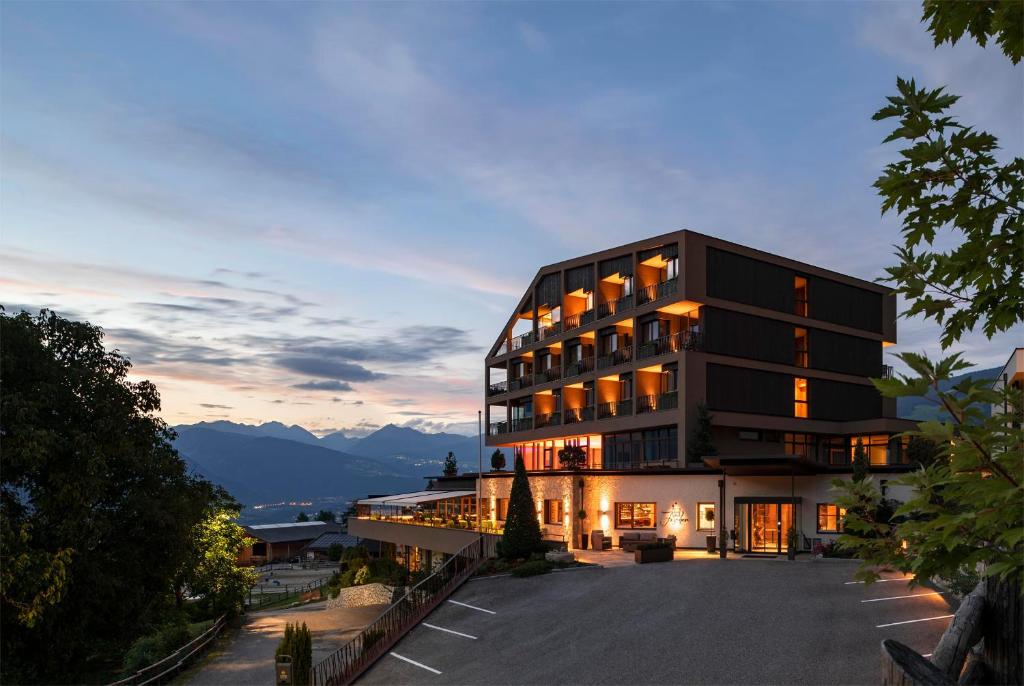 un edificio con vistas a las montañas en Hotel Fischer, en Bresanona