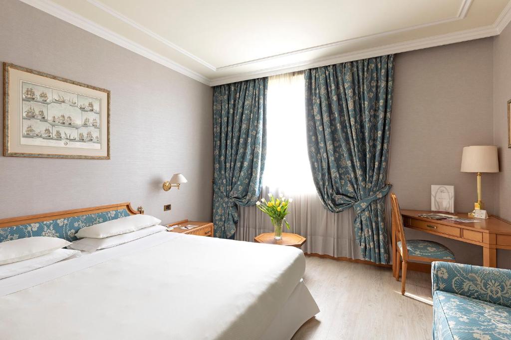 Łóżko lub łóżka w pokoju w obiekcie Royal Garden Assago Milano