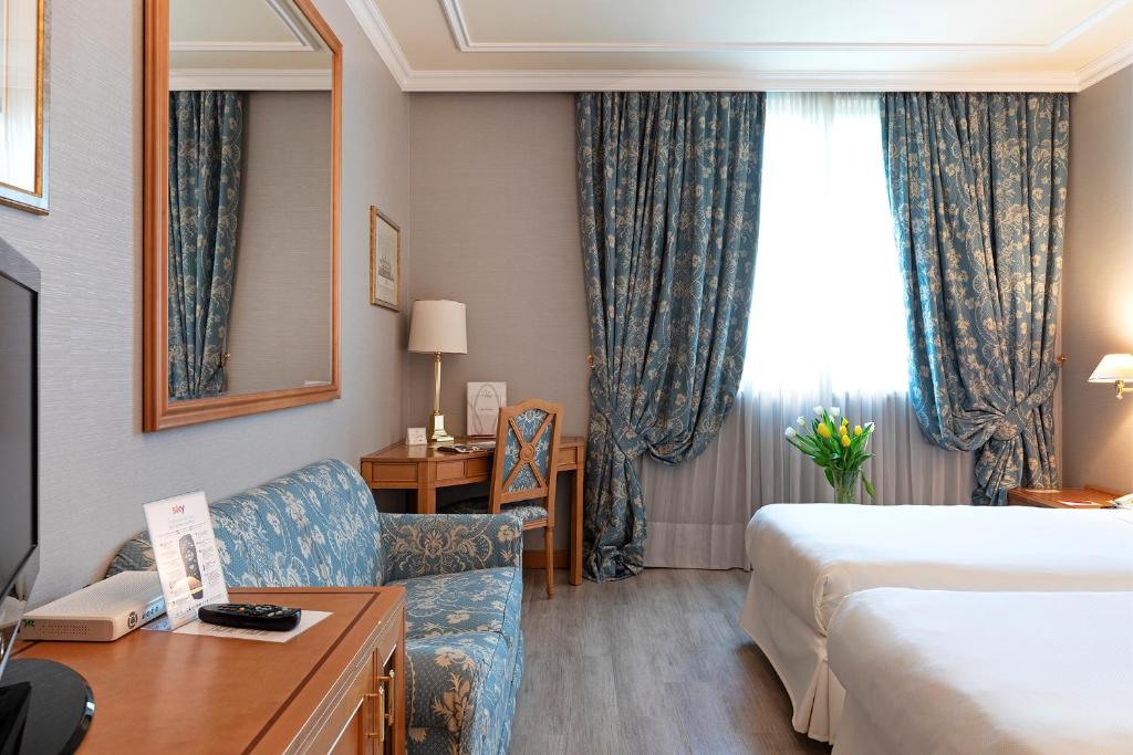 Łóżko lub łóżka w pokoju w obiekcie Royal Garden Assago Milano