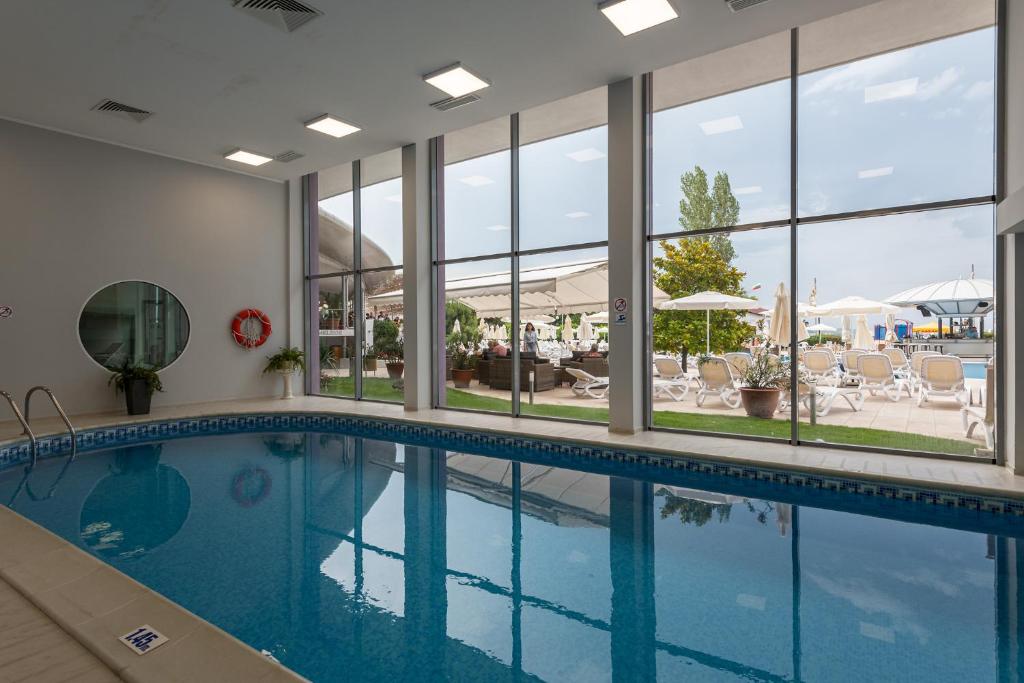 Bazén v ubytování Hotel Neptun Beach nebo v jeho okolí