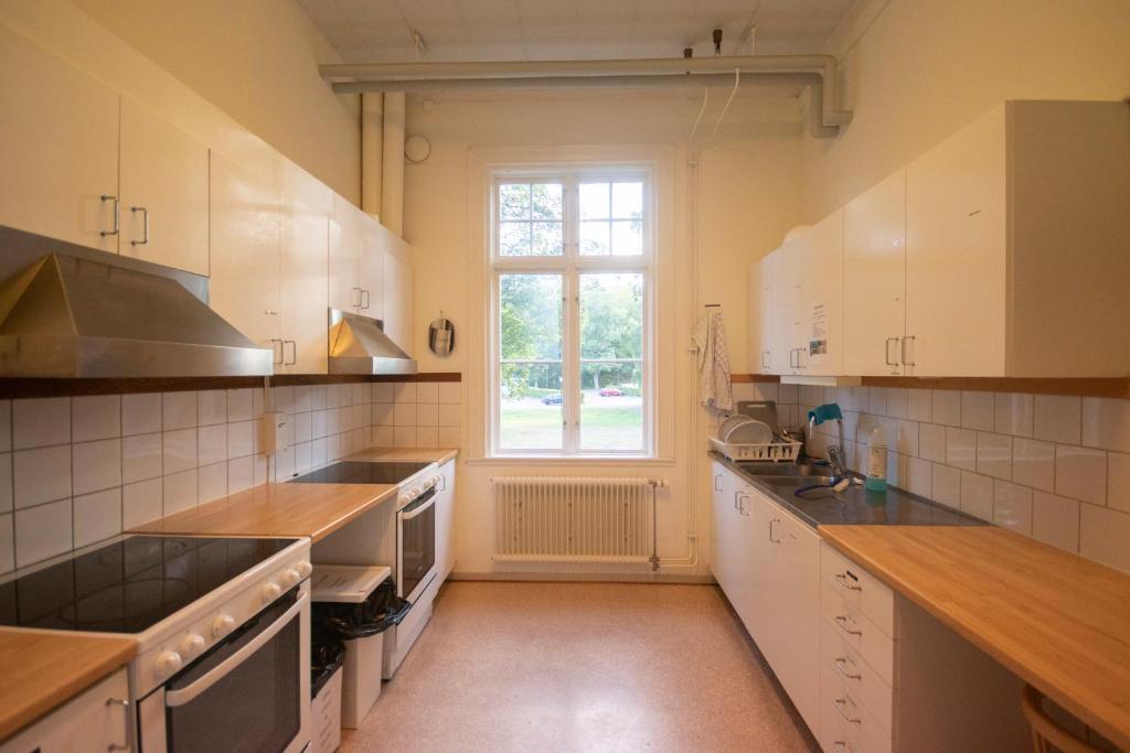 Kuchyň nebo kuchyňský kout v ubytování Ronneby Brunnspark Vandrarhem och B&B