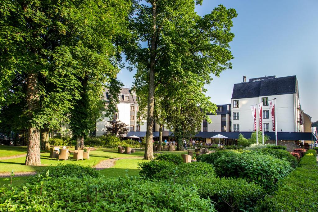 
a large garden with a tree in the middle of it at Hotel Schaepkens van St Fijt in Valkenburg
