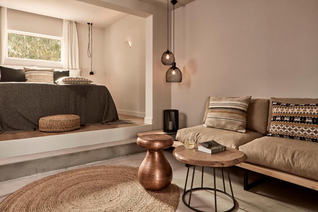 Posezení v ubytování Minos Beach Art Hotel, a Member of Design Hotels