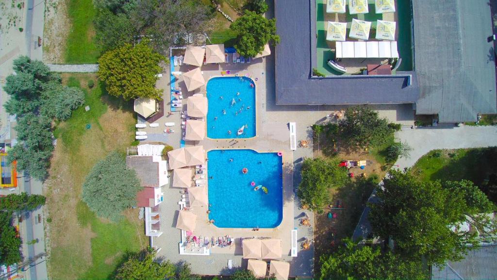 Výhľad na bazén v ubytovaní Complex Mediteranean Mamaia alebo v jeho blízkosti