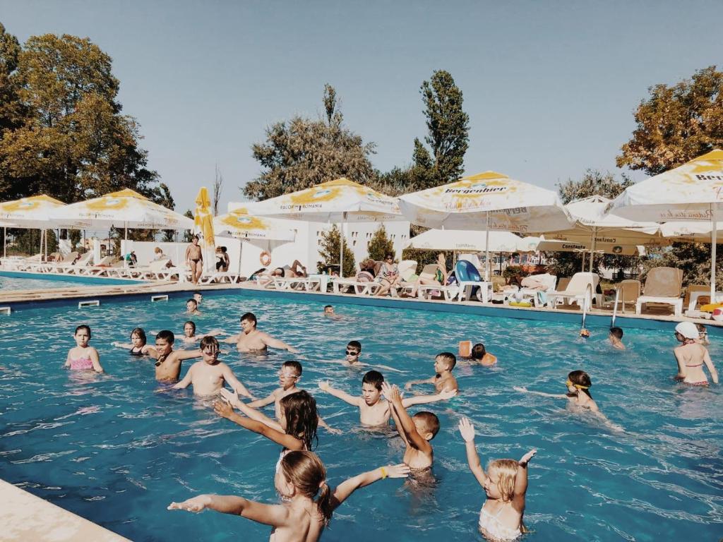 Bazén v ubytování Complex Mediteranean Mamaia nebo v jeho okolí