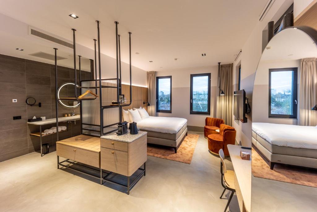 een hotelkamer met 2 bedden en een badkamer bij Notiz Hotel Leeuwarden in Leeuwarden