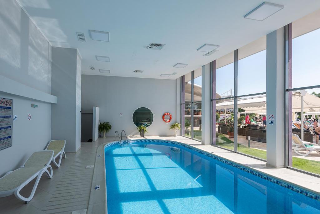 Bazén v ubytování Hotel Neptun Beach nebo v jeho okolí