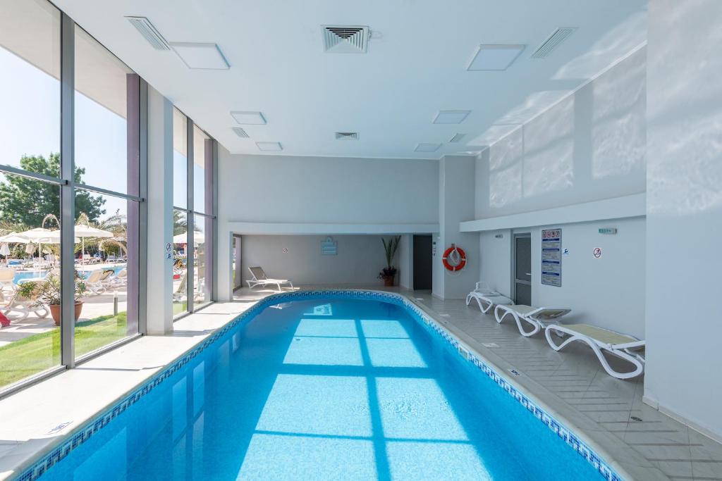 Bazén v ubytování Hotel Neptun Beach nebo v jeho okolí