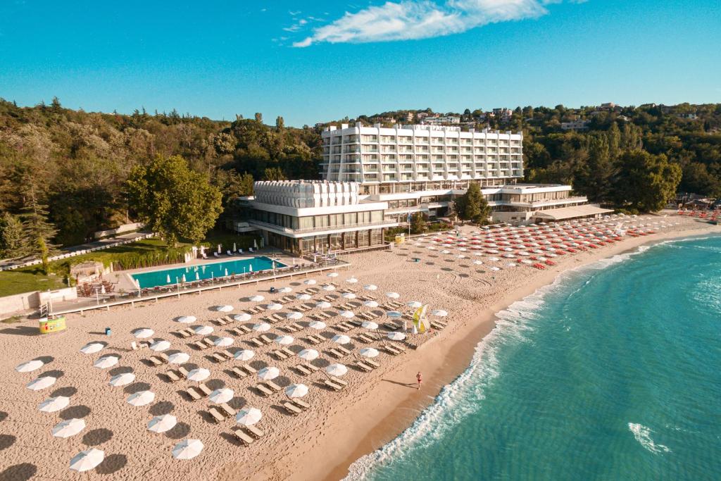 uma vista aérea de um hotel com cadeiras de praia e guarda-sóis em The Palace Hotel, Sunny Day em Saints Constantine and Helena