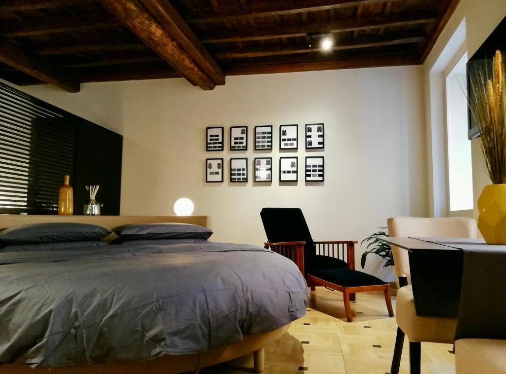 um quarto com uma cama, uma mesa e cadeiras em Atelier Musicale Suites em Roma