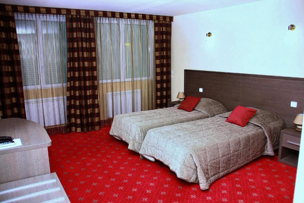 Postel nebo postele na pokoji v ubytování Hôtel Le Commerce