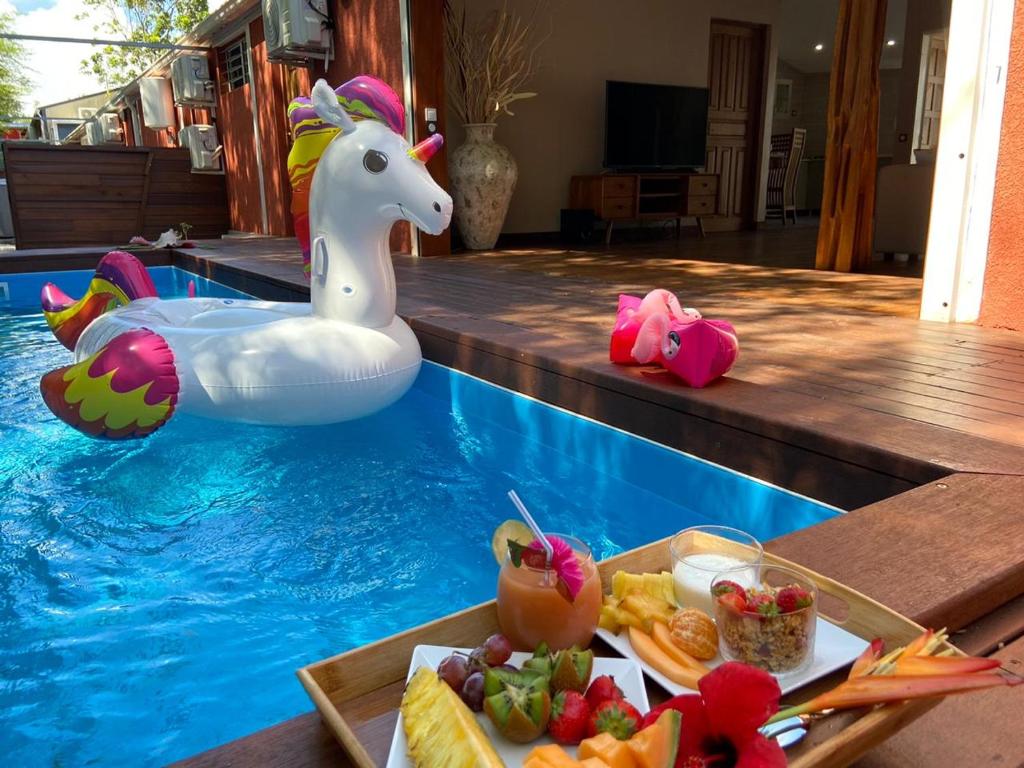 una piscina con un unicornio en una piscina en Karucoco Lodge, en Sainte-Anne