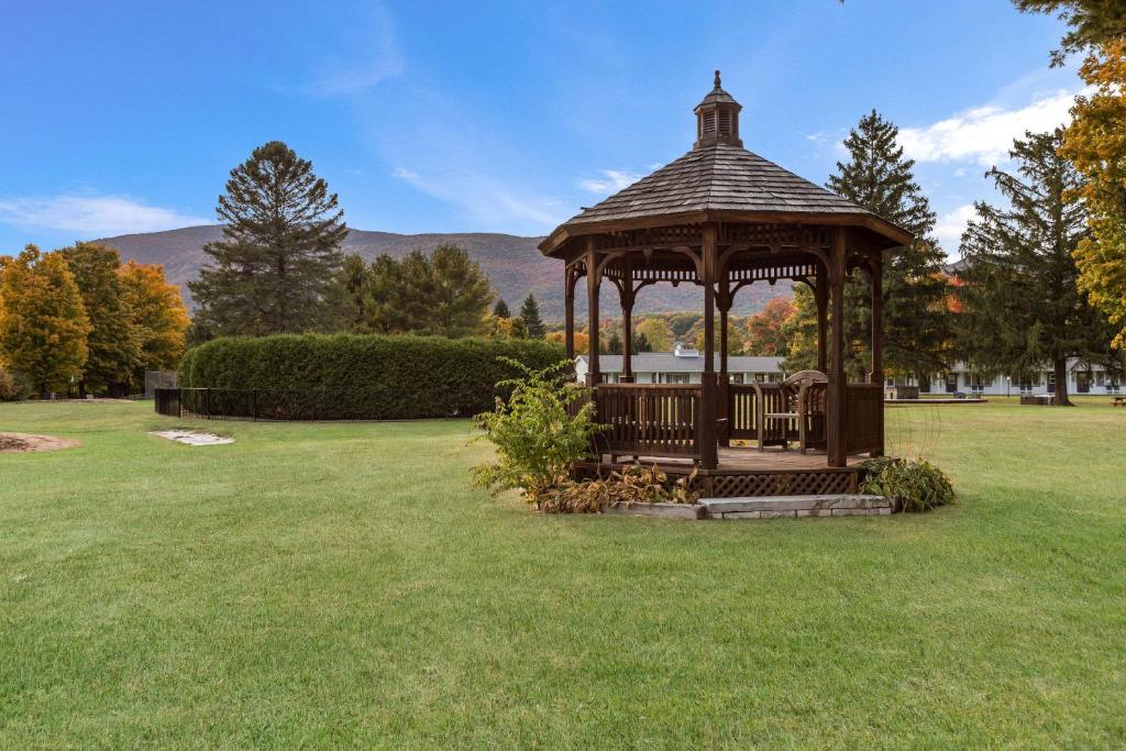 a gazebo in the middle of a grass field at The Palmer House Resort, Ascend Hotel Collection in Manchester