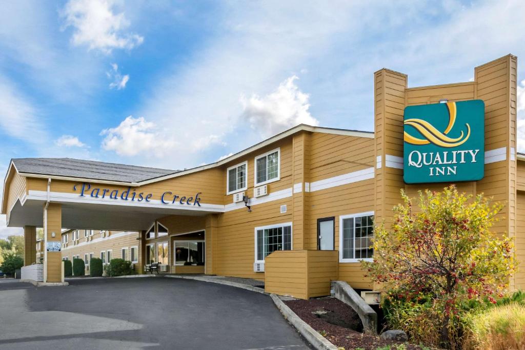 - Vistas frontales a una posada de calidad en Quality Inn Paradise Creek, en Pullman