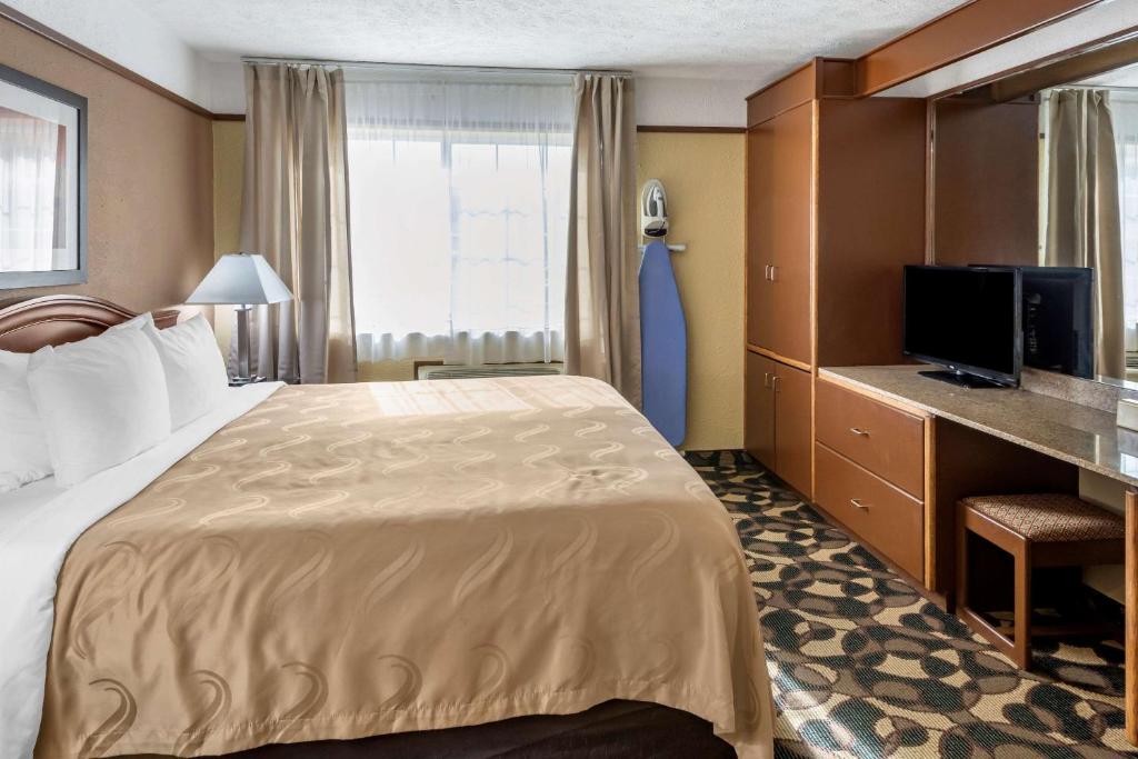 TV a/nebo společenská místnost v ubytování Quality Inn Paradise Creek