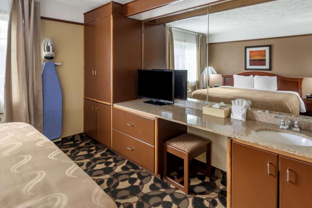 TV a/nebo společenská místnost v ubytování Quality Inn Paradise Creek
