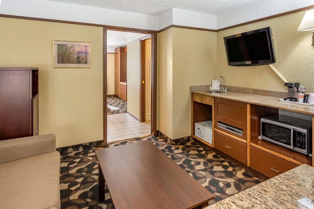 Kuchyň nebo kuchyňský kout v ubytování Quality Inn Paradise Creek