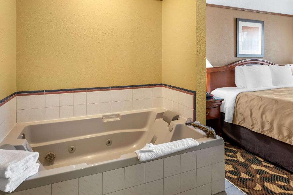 Postel nebo postele na pokoji v ubytování Quality Inn Paradise Creek