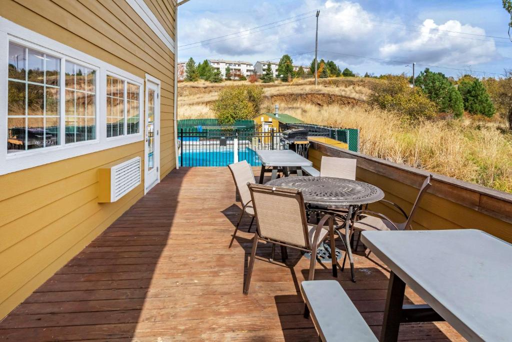 Bazén v ubytování Quality Inn Paradise Creek nebo v jeho okolí