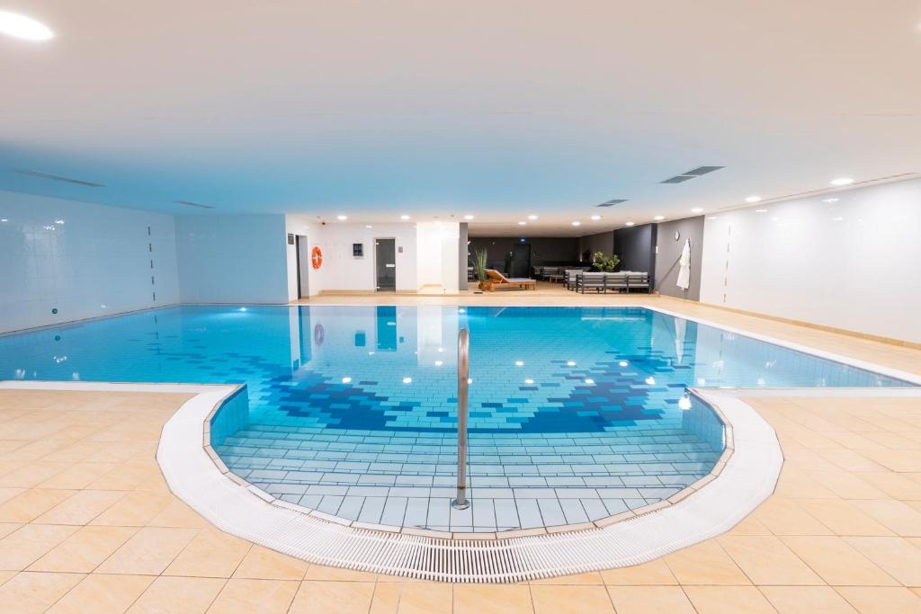 una gran piscina en un gran edificio en Feel Good Hotel, en Chemnitz