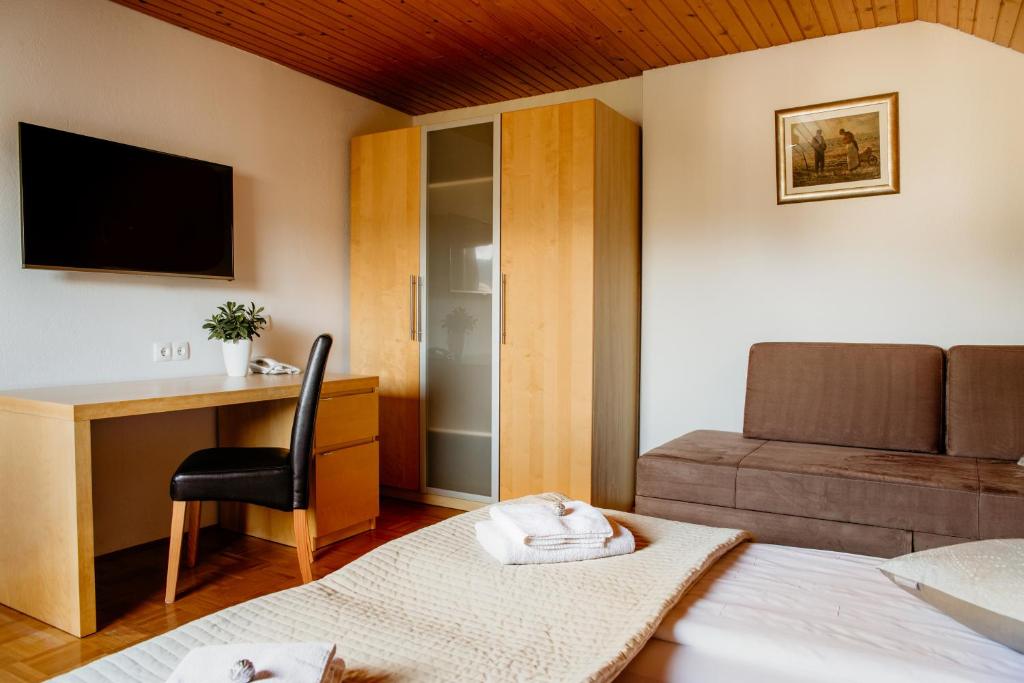 TV a/nebo společenská místnost v ubytování Apartments Kristan