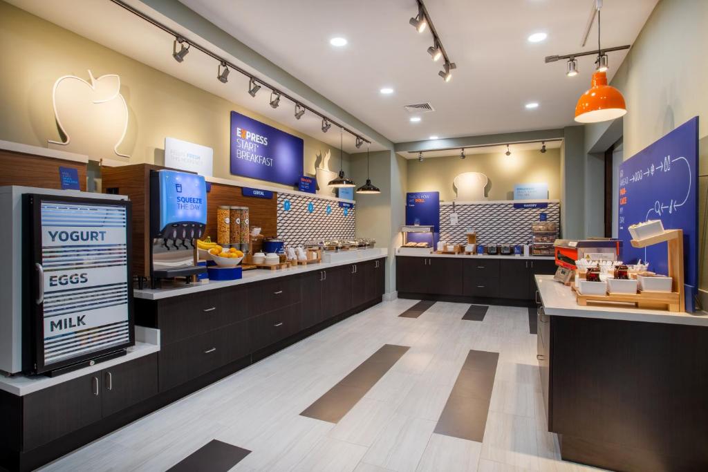 Holiday Inn Express & Suites - Deland South by IHG photo