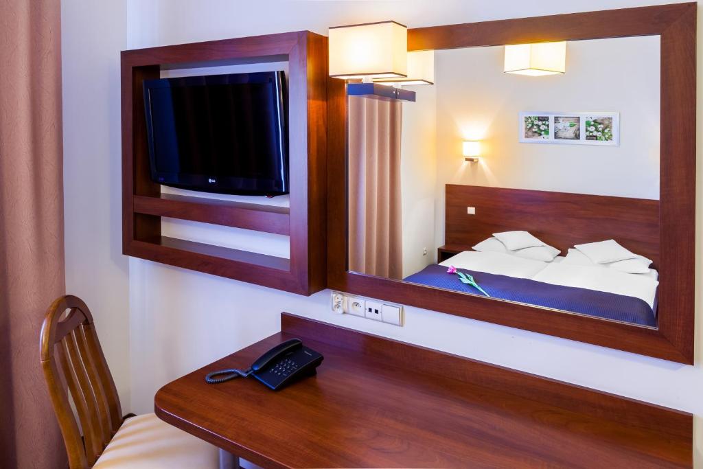 Postel nebo postele na pokoji v ubytování Hotel Mikulski