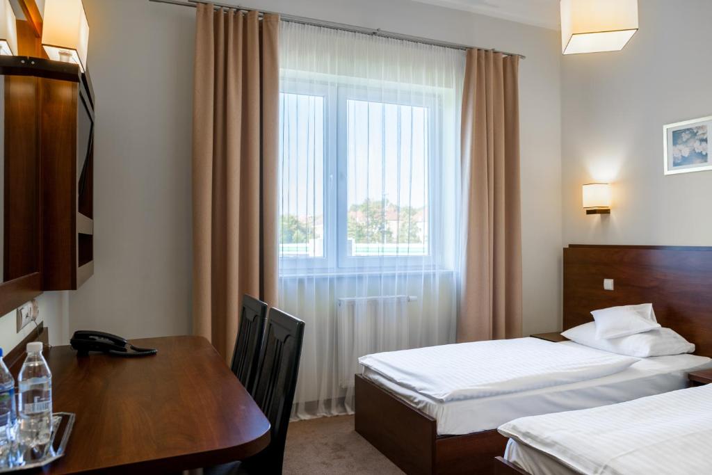 Postel nebo postele na pokoji v ubytování Hotel Mikulski
