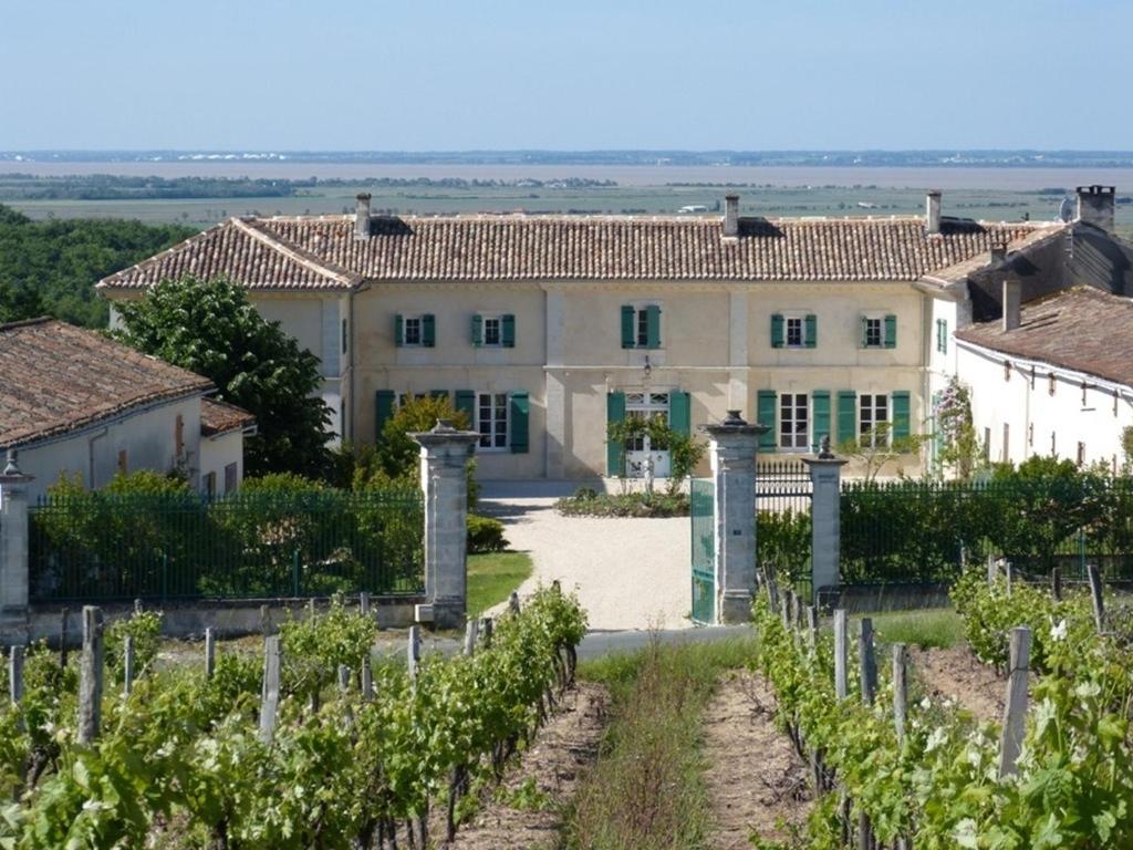 un domaine avec un vignoble et une maison dans l'établissement Domaine de l'Estuaire, à Saint-Thomas-de-Cônac